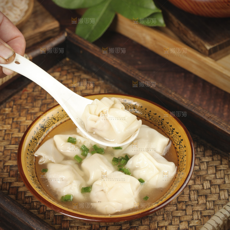 勺子上舀着馄饨