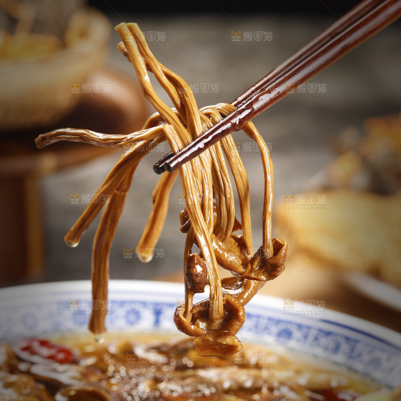 筷子上夹着茶树菇