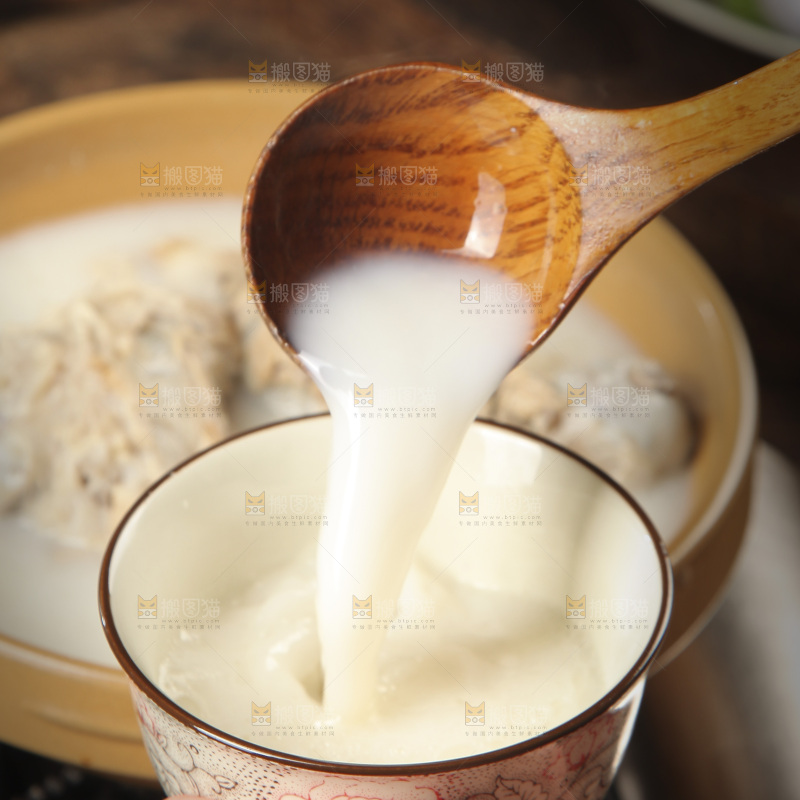 勺子上舀着大骨汤