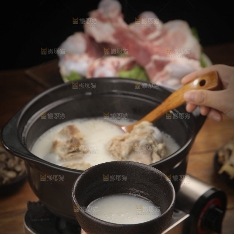 碗里装着骨头汤