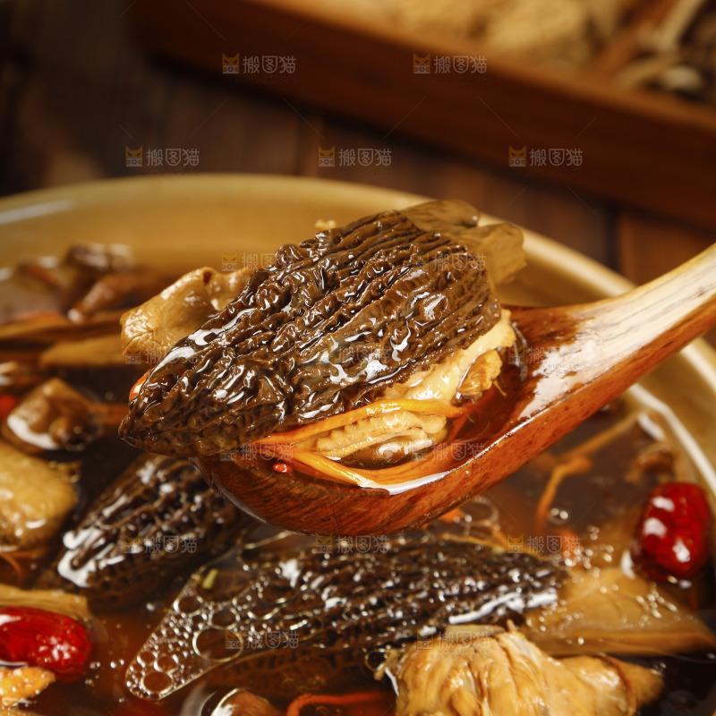 勺子上舀着八珍菌汤