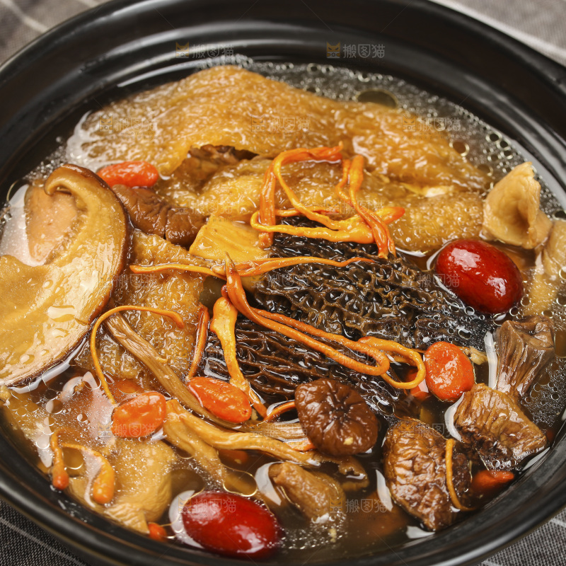 一锅七彩菌菇鸡汤