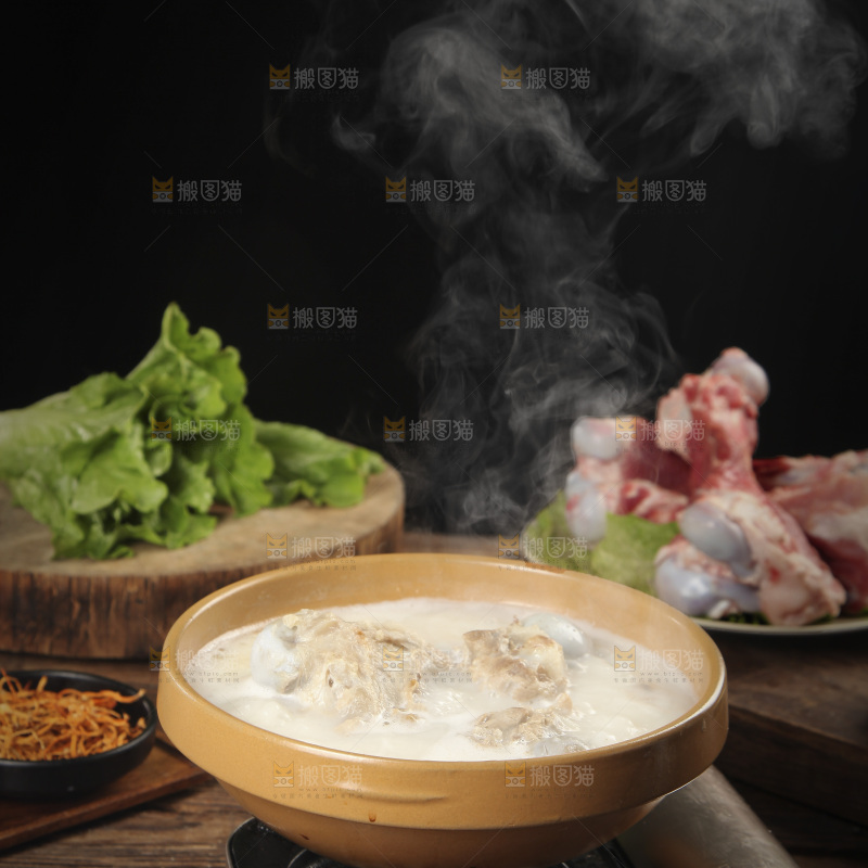 一锅猪筒骨煲汤