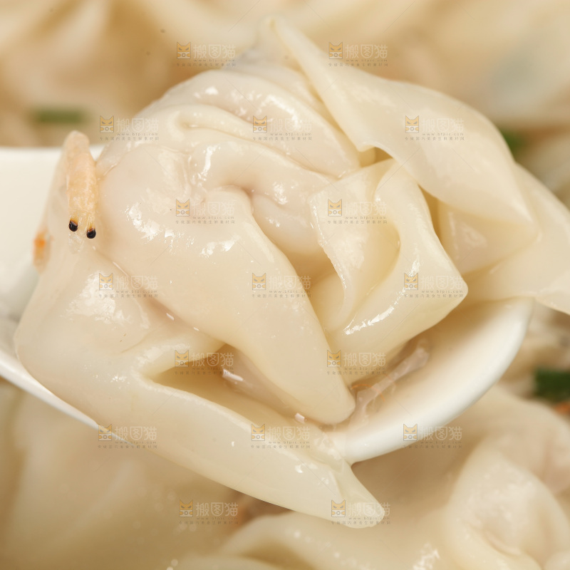 勺子上舀着馄饨