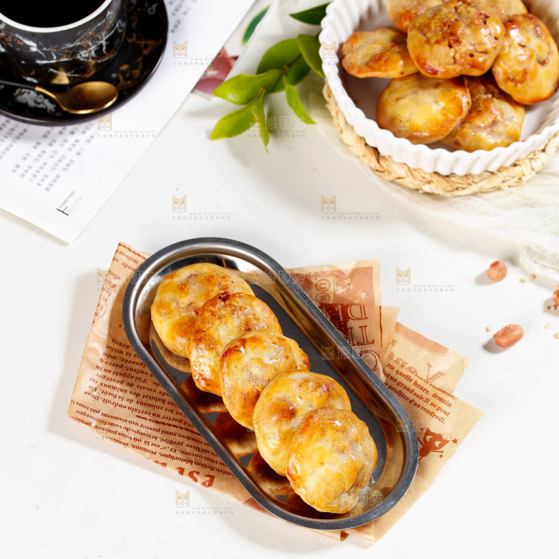 桌子上摆放着鸡仔饼
