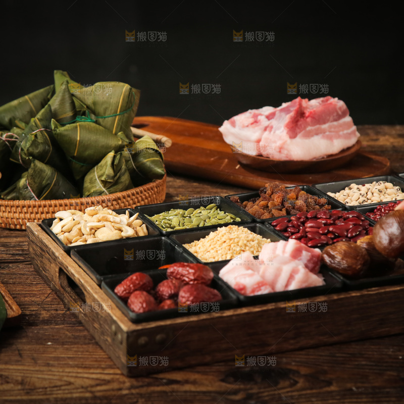 木底上放着一盘粽子食材组合