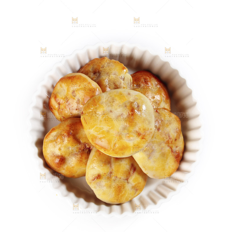 白底上放着一盘鸡仔饼