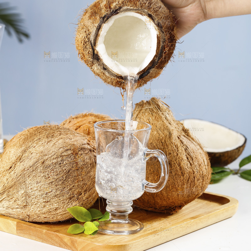 手里倒着椰子汁