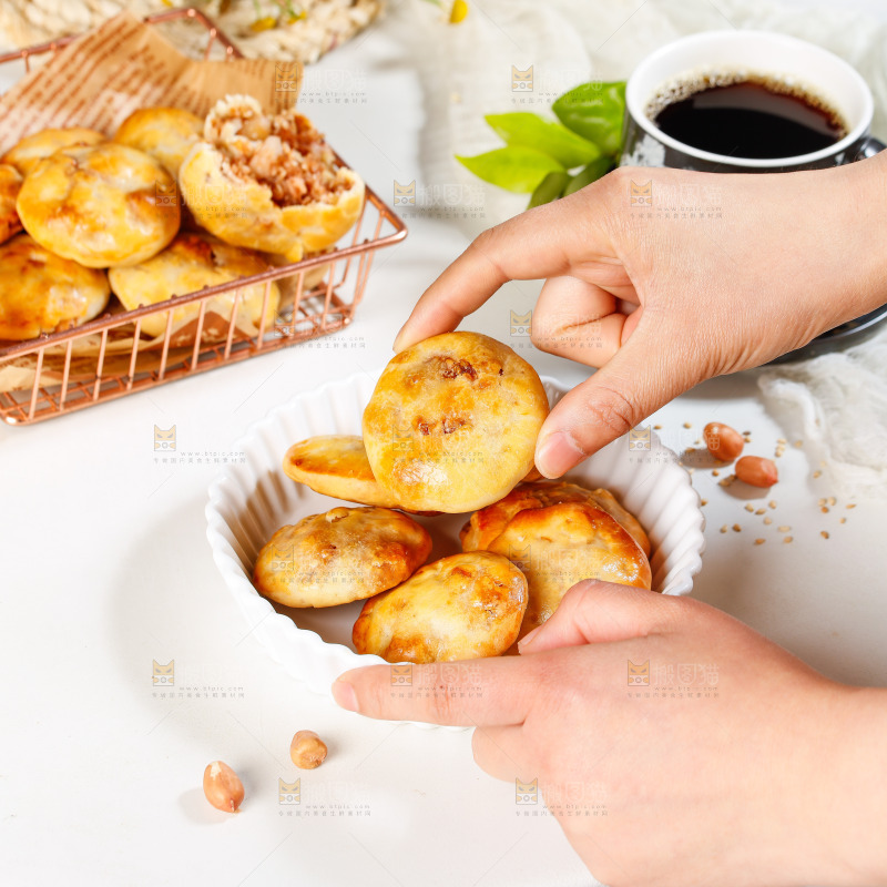 手里端着一盘鸡仔饼