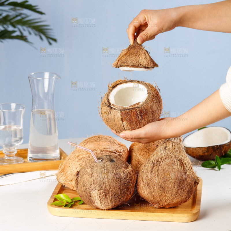 手里拿着椰子