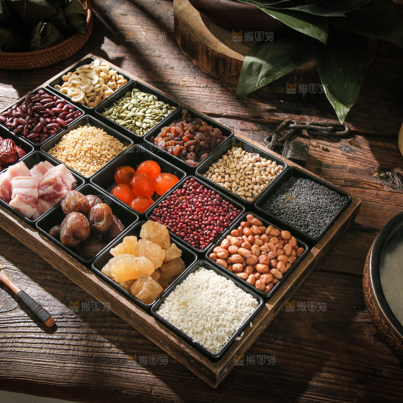 木底上放着一盘粽子食材组合