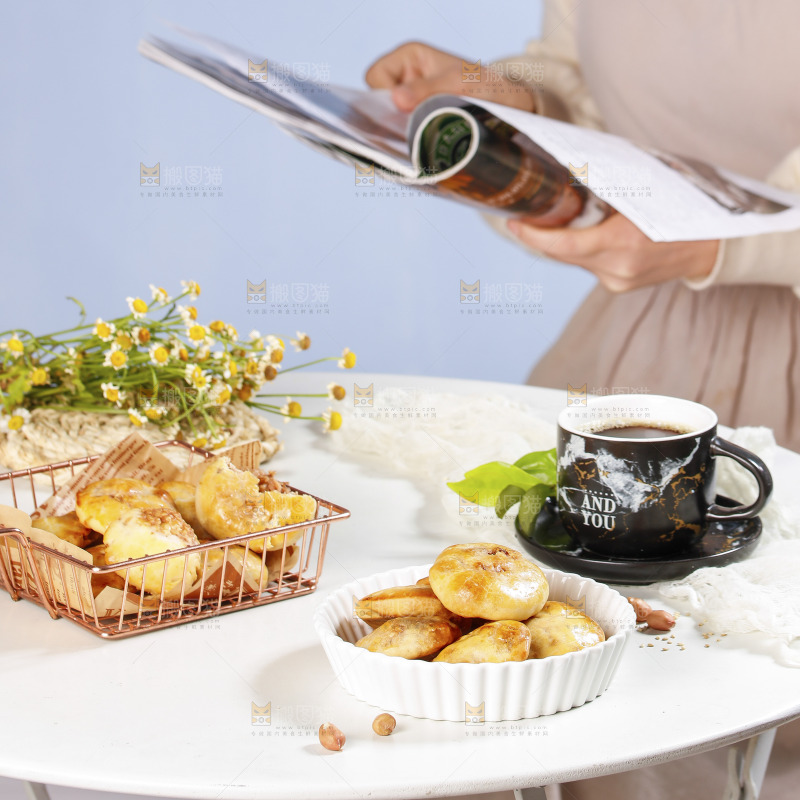 桌子上摆放着鸡仔饼