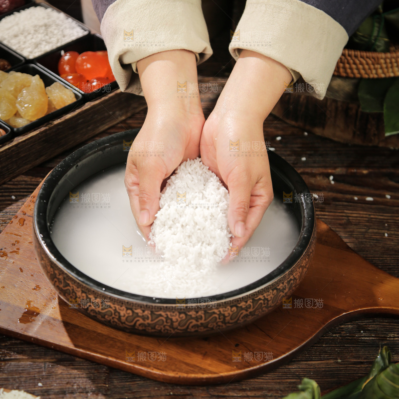 手里捧着糯米