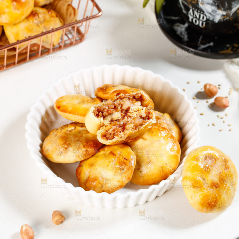 桌子上放着一盘鸡仔饼
