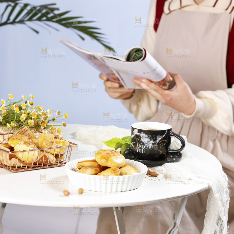 桌子上摆放着鸡仔饼