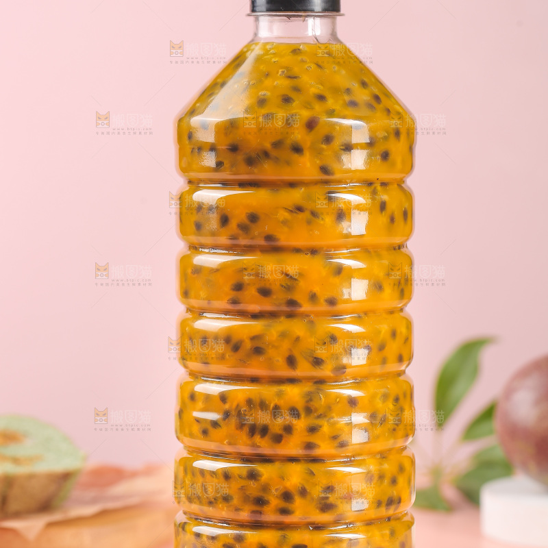 浅底上放着一瓶百香果原浆