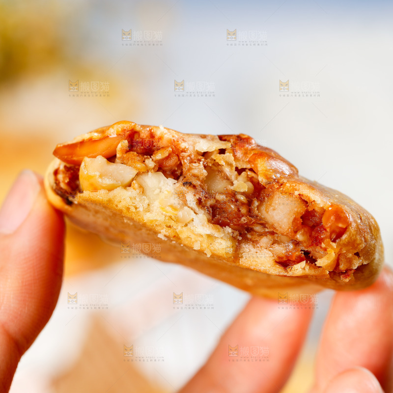 手里拿着鸡仔饼