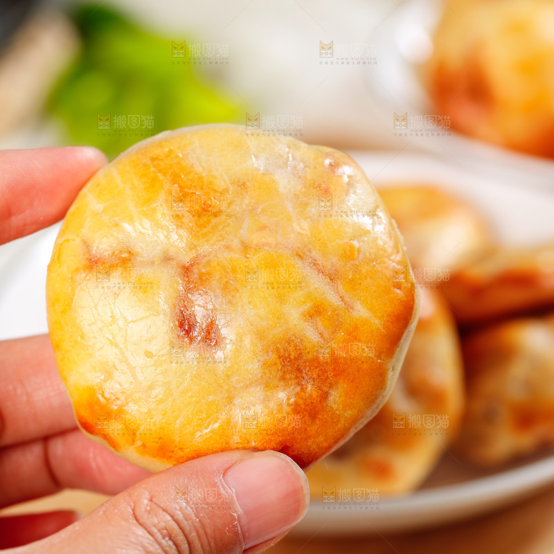 手里拿着鸡仔饼酥