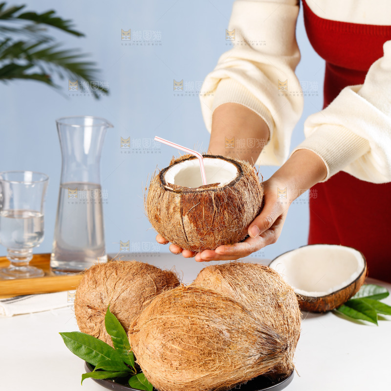 手里拿着椰子汁