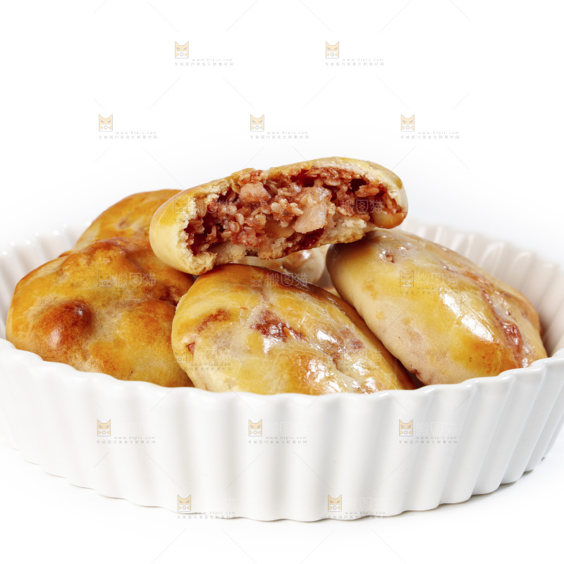 白底上放着一盘鸡仔饼