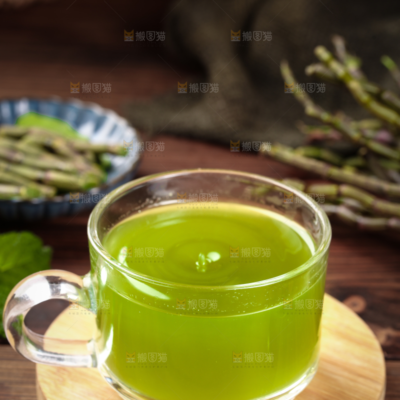 木垫上放着一杯铁皮石斛汁
