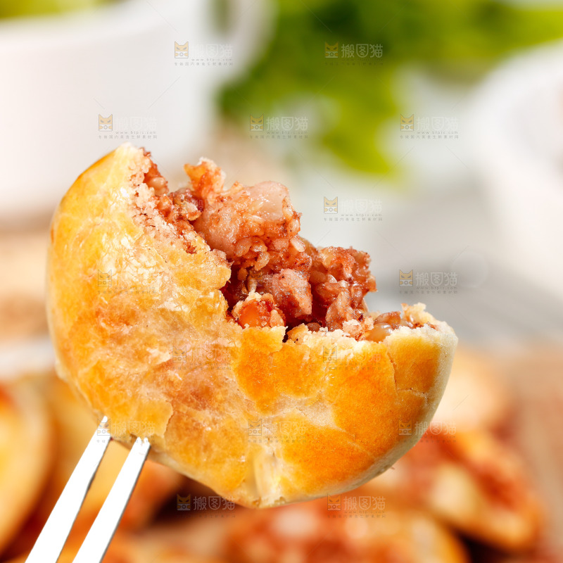 叉子上插着鸡仔饼