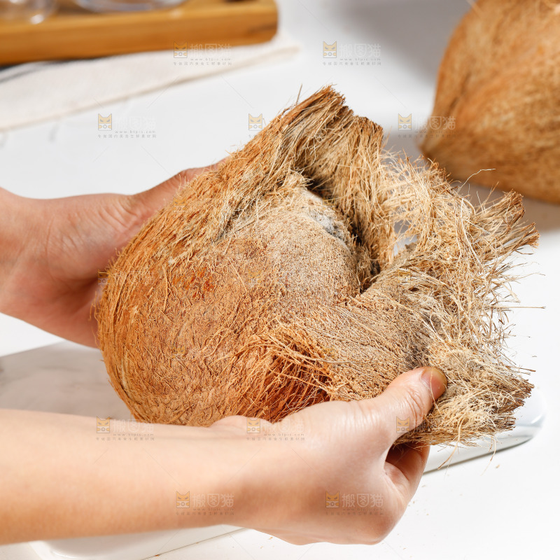 手里撕着毛椰子