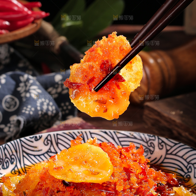 筷子上夹着榨广椒炒土豆片