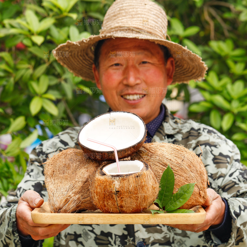 手里端着一盘老椰子