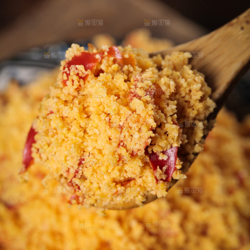 勺子上舀着鲊尖椒特写