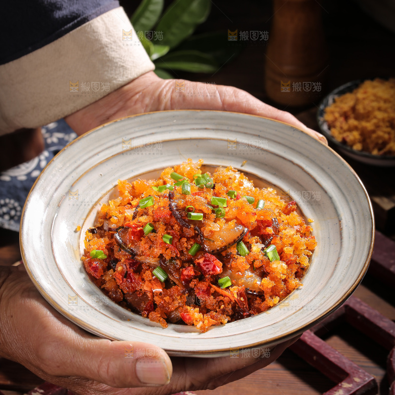 手里端着一盘榨广椒炒腊肉