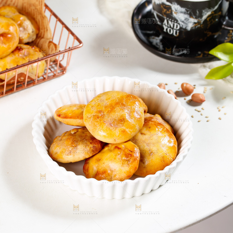 桌子上放着一盘鸡仔饼