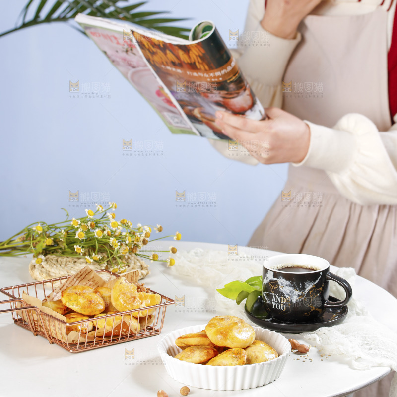 桌子上摆放着鸡仔饼