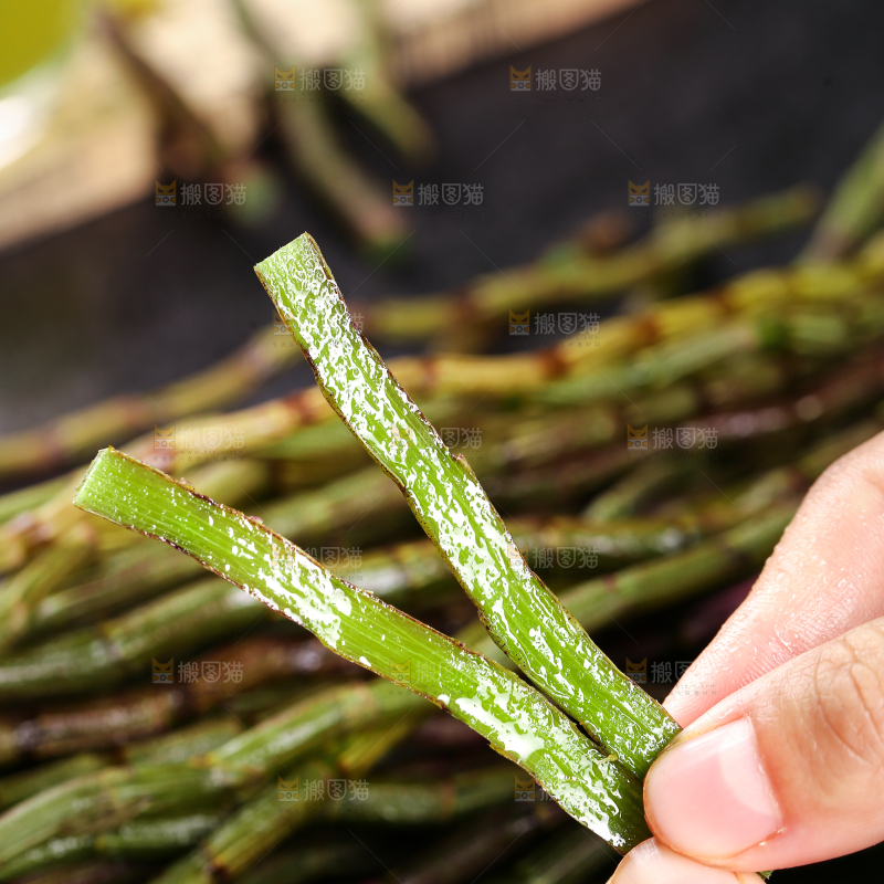 手里拿着石斛鲜条