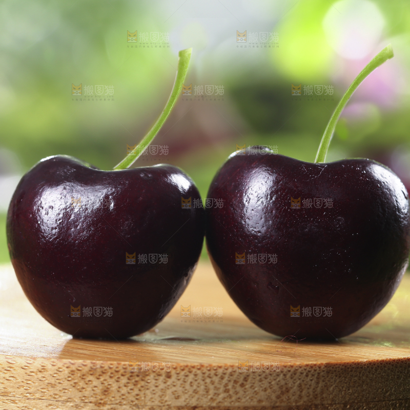 木板上放着黑珍珠车厘子