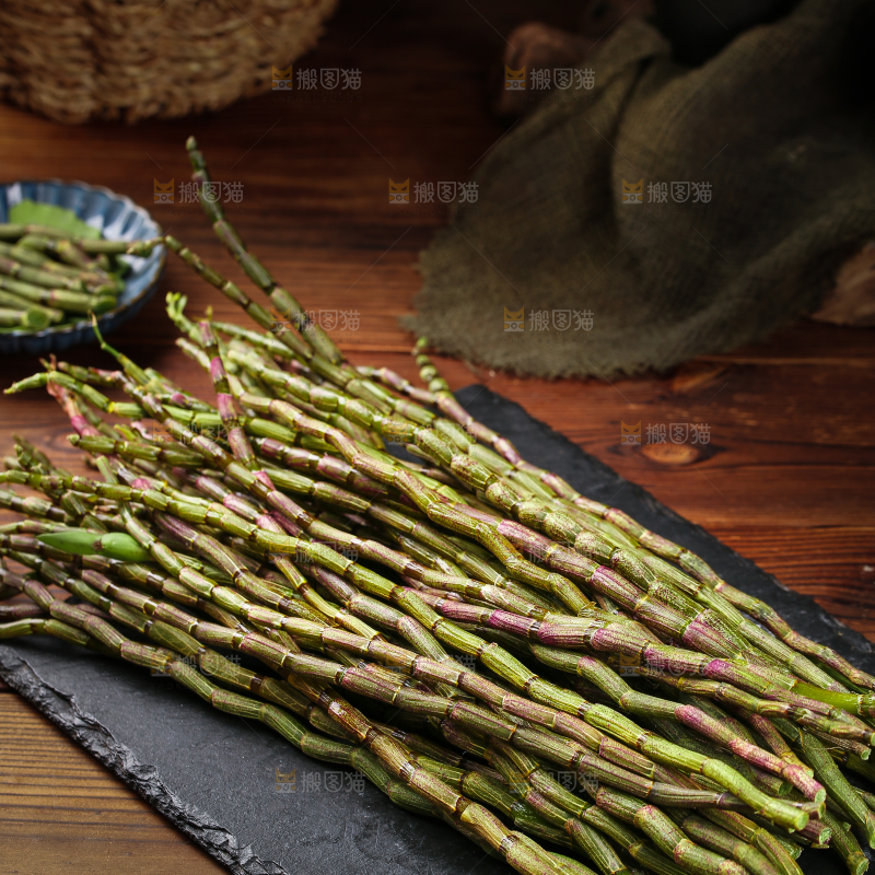 黑石板上的石斛鲜条