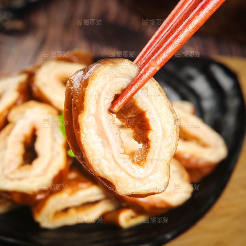 筷子上夹着肥肠