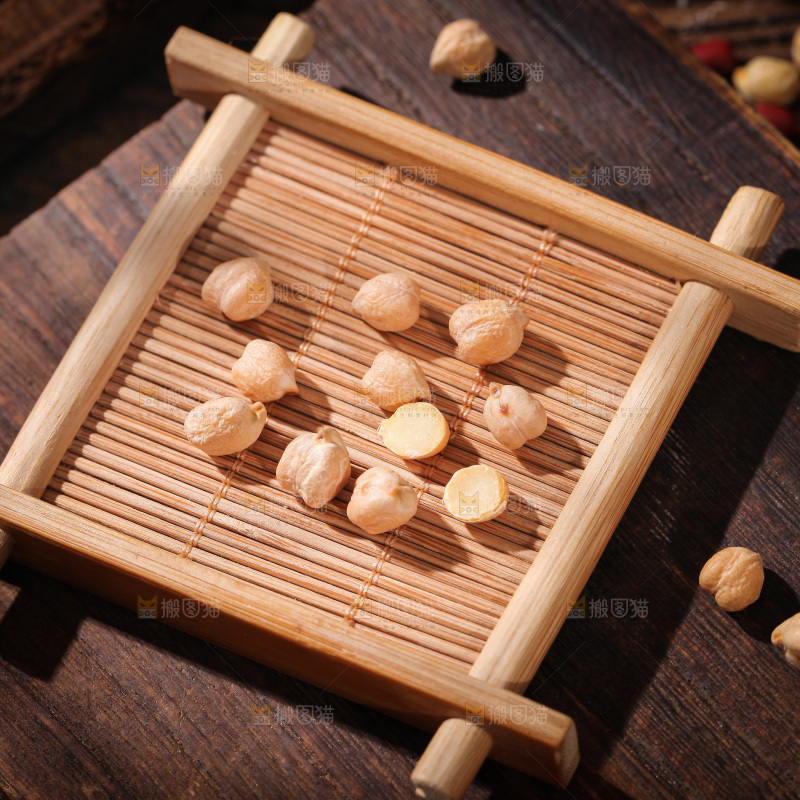 木垫上放着鹰嘴豆