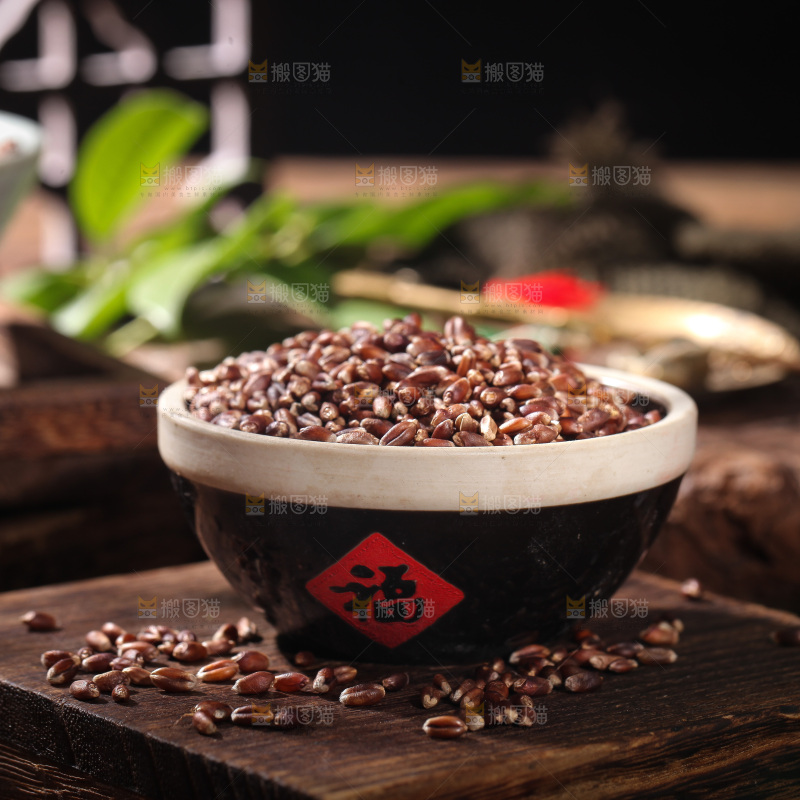 木板上放着一碗黑小麦
