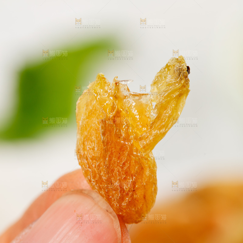 手里拿着黄葡萄干