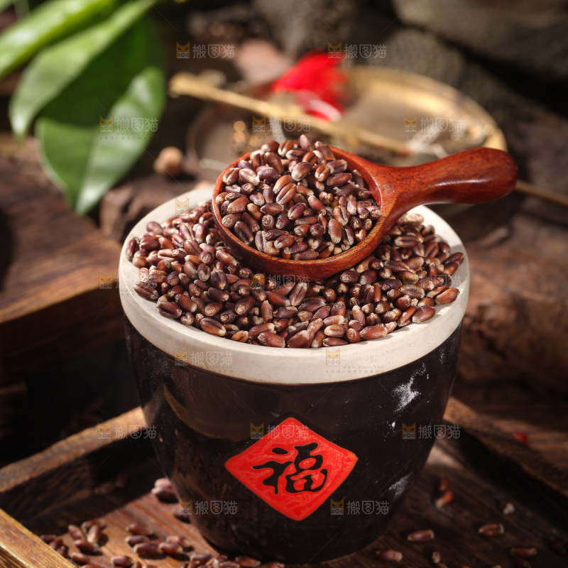 木板上放着一碗黑小麦