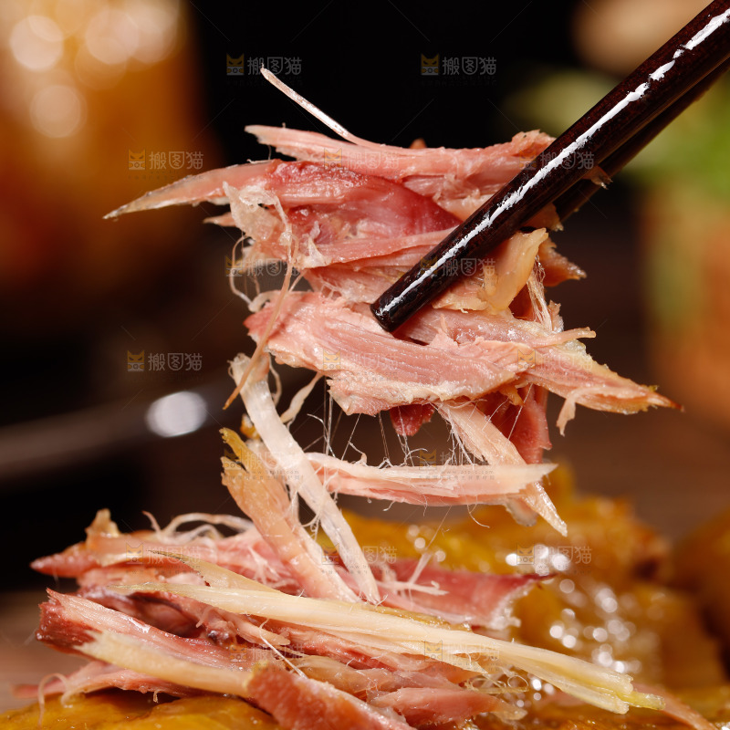 筷子上夹着盐焗鸡