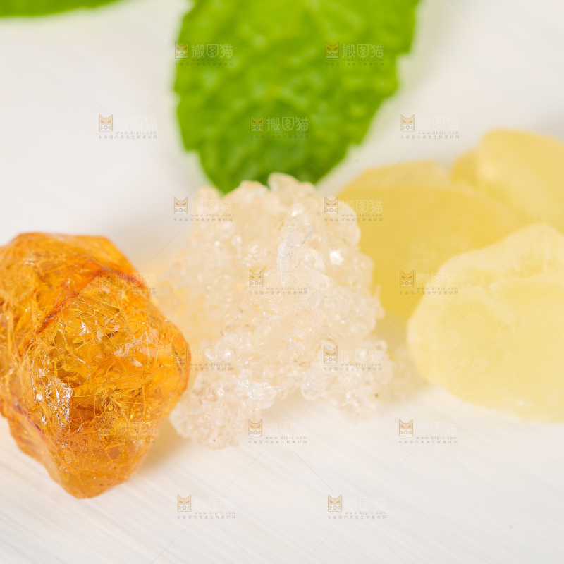 木板上放着桃胶雪燕皂角米