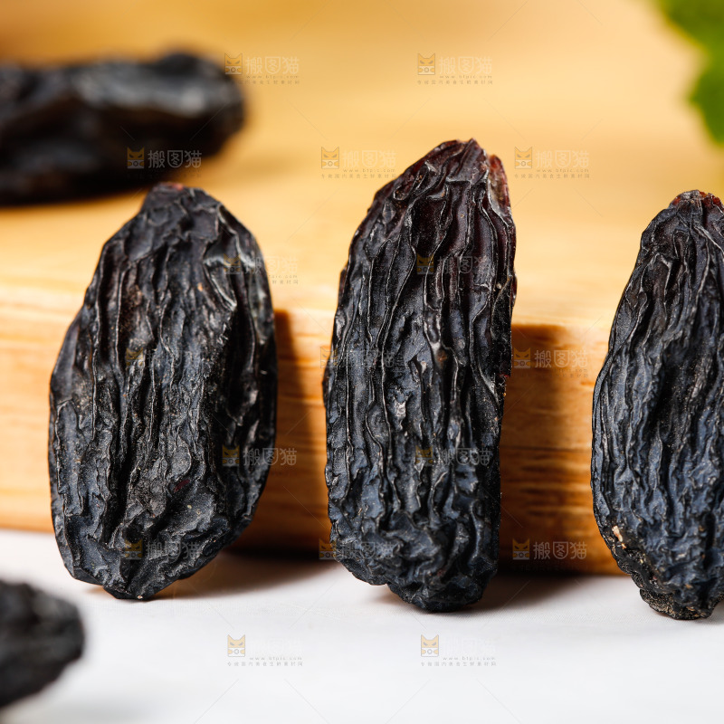 桌子上放着黑加仑葡萄干