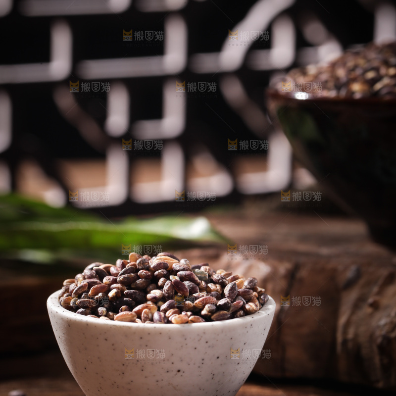 木板上放着一碗黑青稞