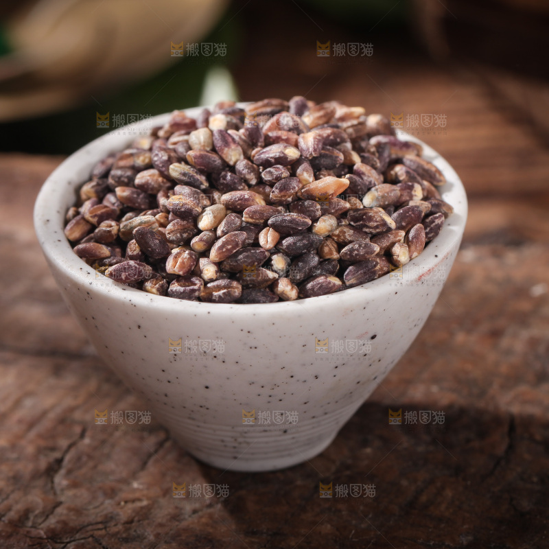 木板上放着一碗黑青稞