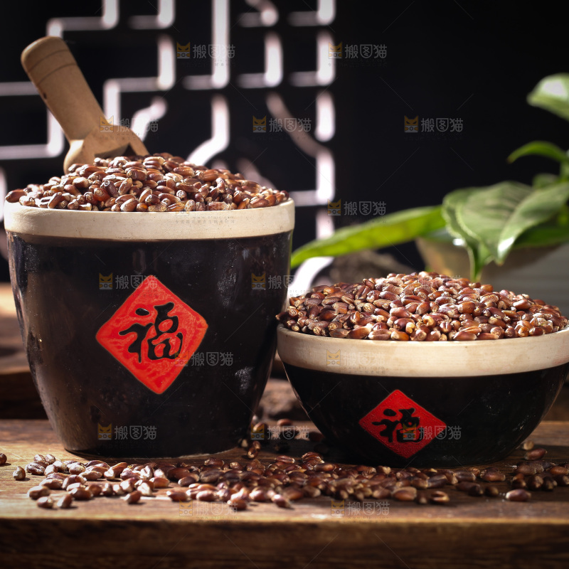 碗里装着黑小麦