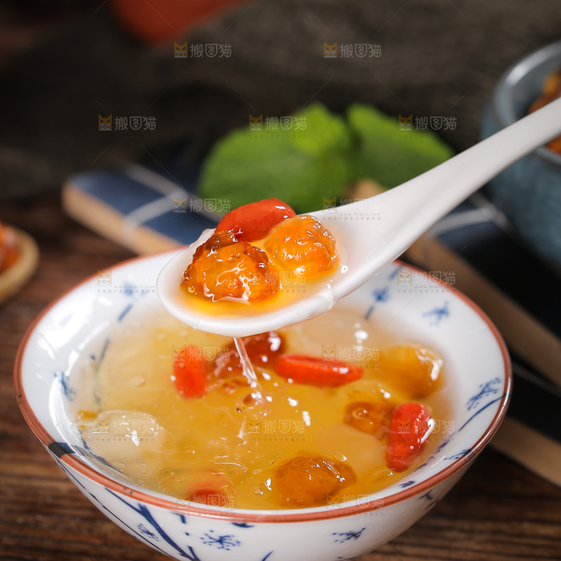 勺子上舀着桃胶雪燕皂角米羹