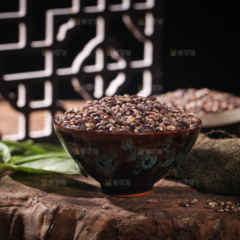 木板上放着一碗黑青稞