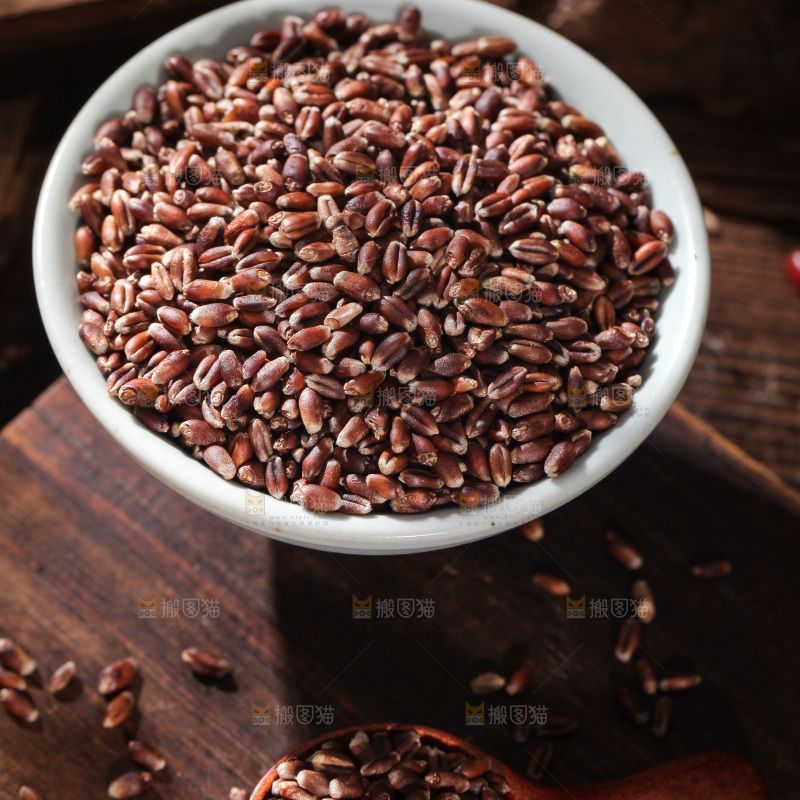 木板上放着一碗黑小麦